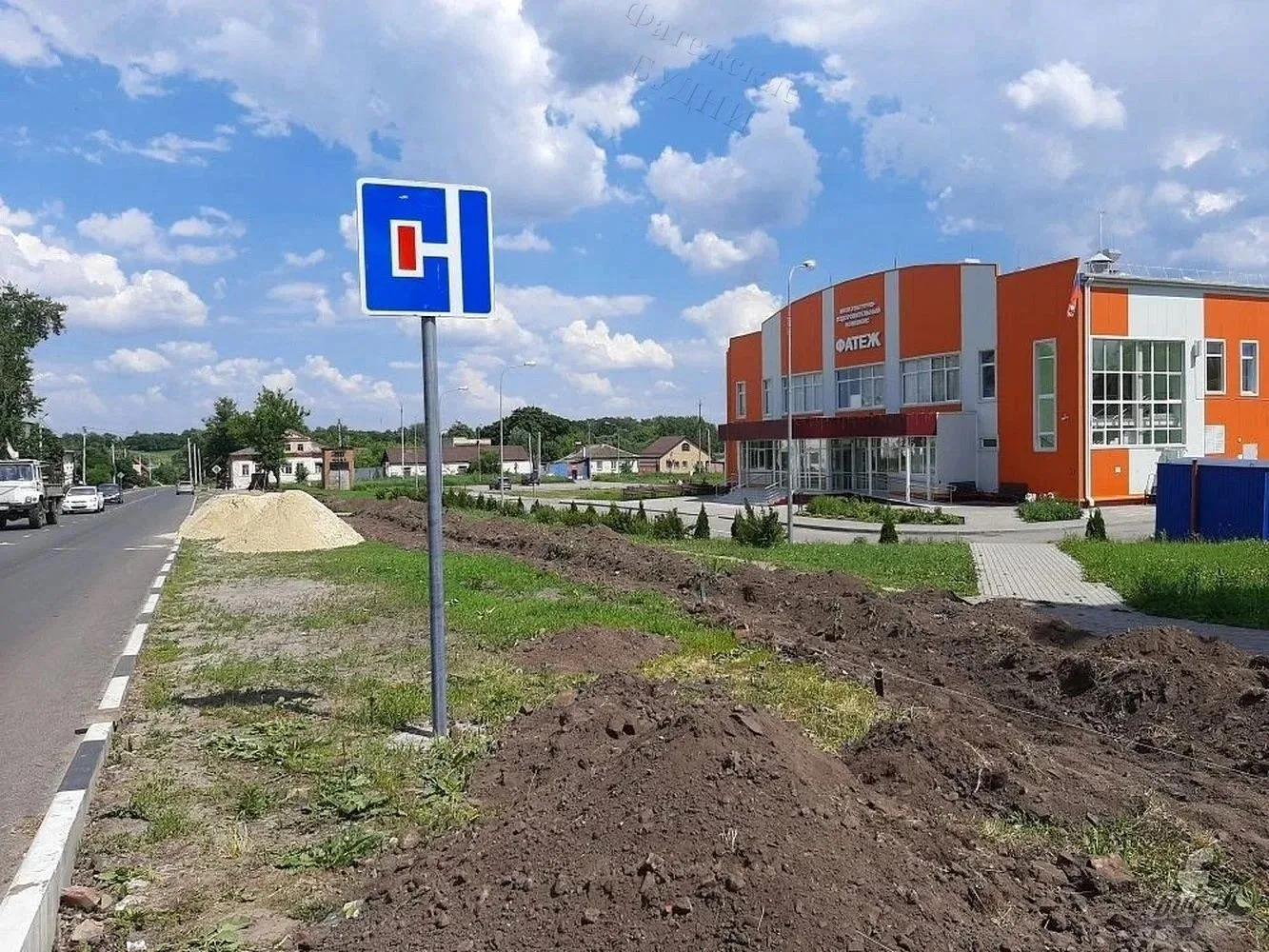 На улице Урицкого города Фатежа начались работы по строительству пешеходного тротуара по программе «