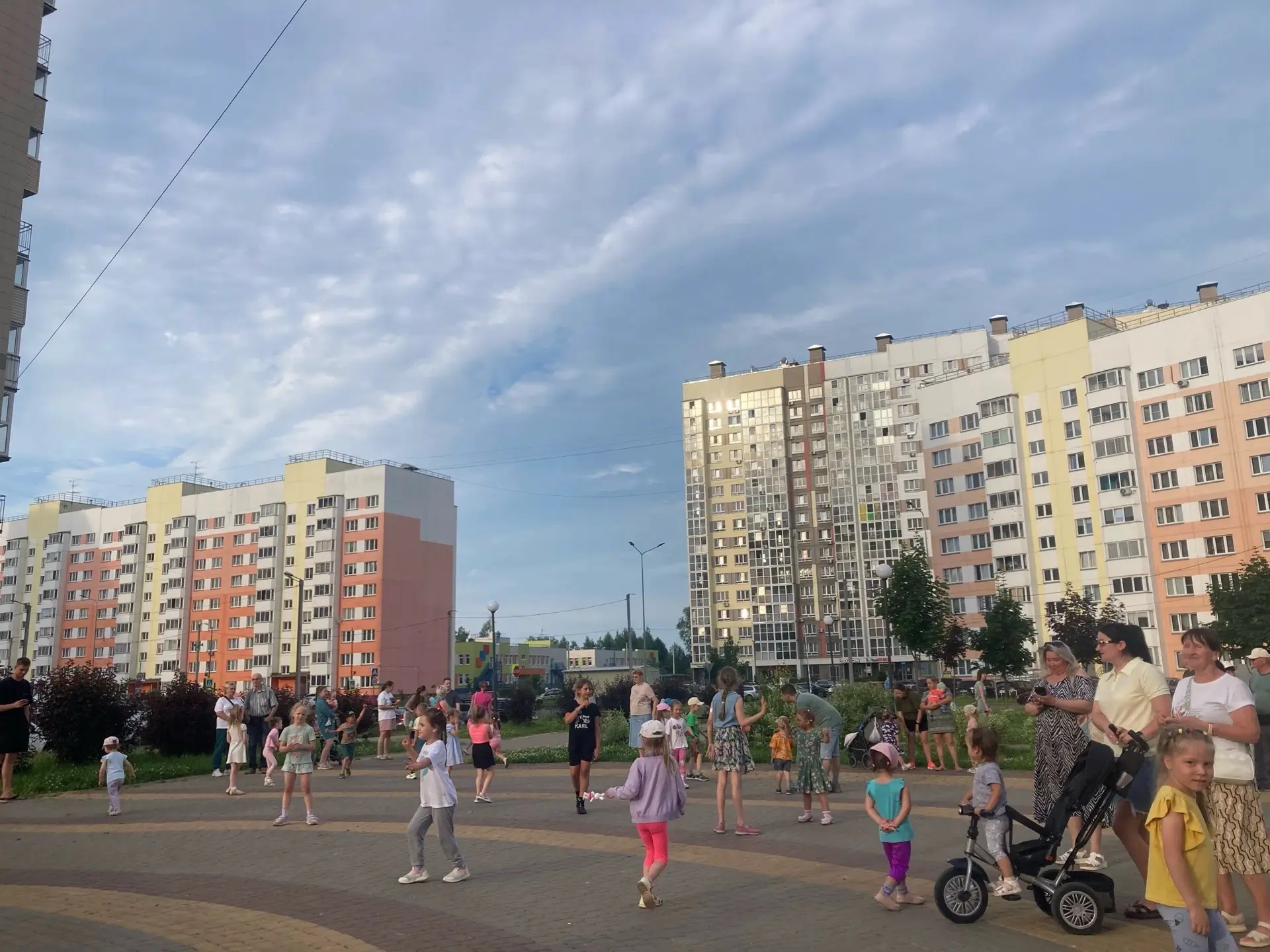 💃В микрорайоне Озерки прошла танцевально-музыкальная программа «Давайте танцевать» 🕺