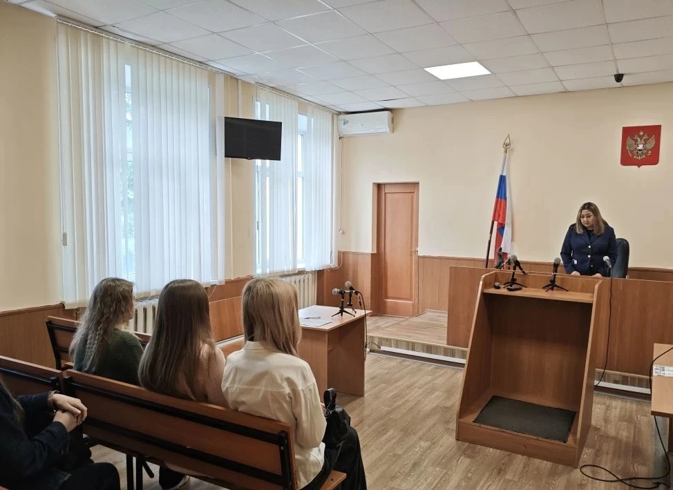 🎓 Финал недели практики: 10 класс штурмует СУД!
Последний день практической недели наших десятиклас