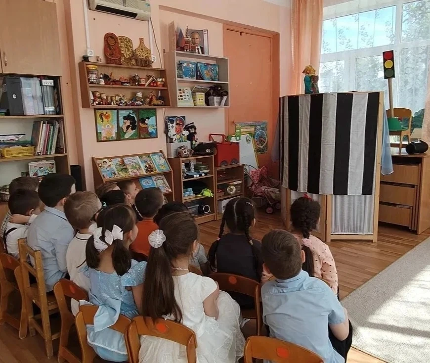 Спектакль про ПДД- это здорово!
Вчера ребята нескольких групп, а именно "АБВГДейка", "Солнышко",  9 