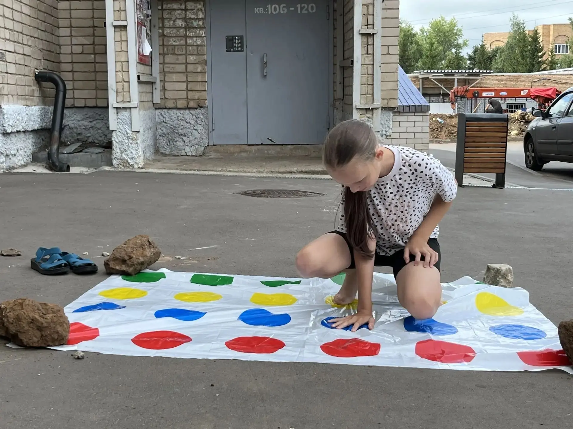 На дворовой площадке прошла весёлая игровая программа: ребята с азартом играли в „Твистер“. Подвижна