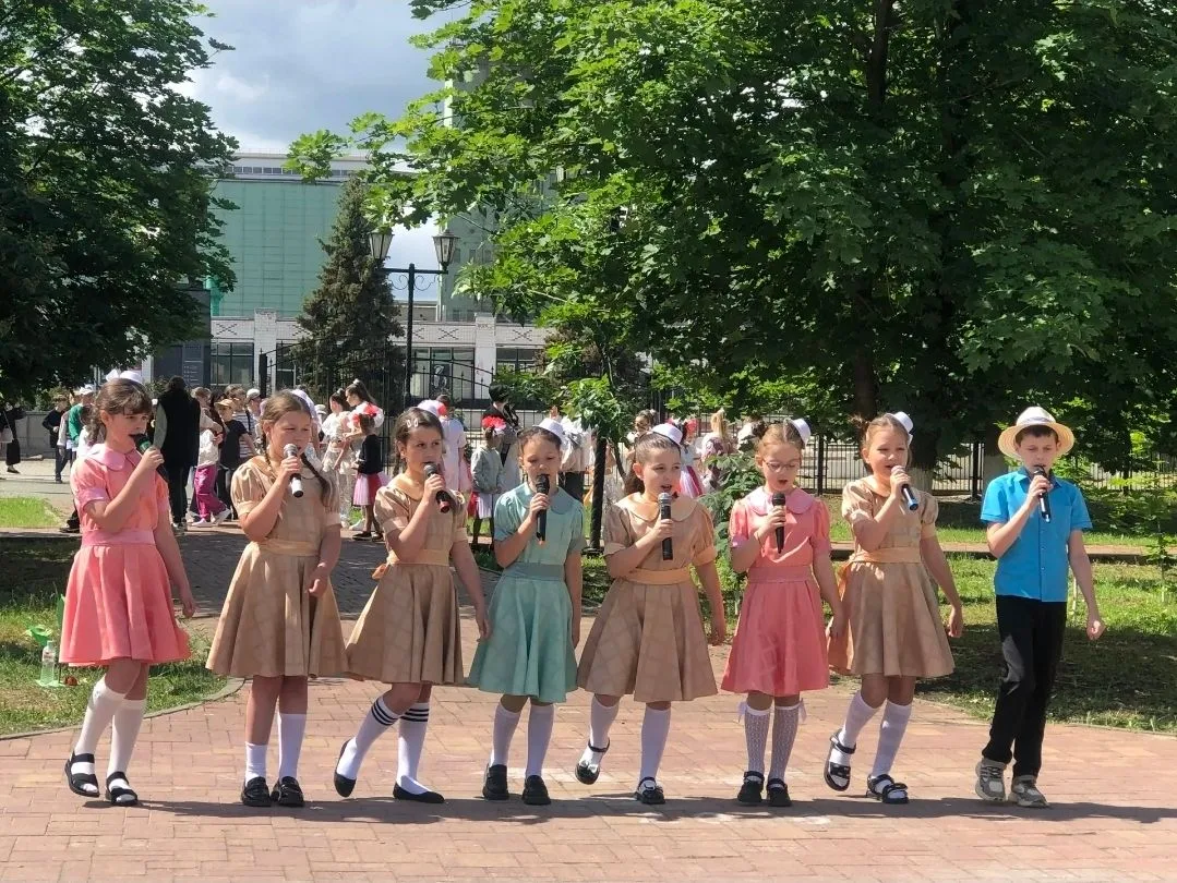 1 июня в День защиты детей в парке им. Нечаева, около 200 девчонок и мальчишек из станицы Тацинской 