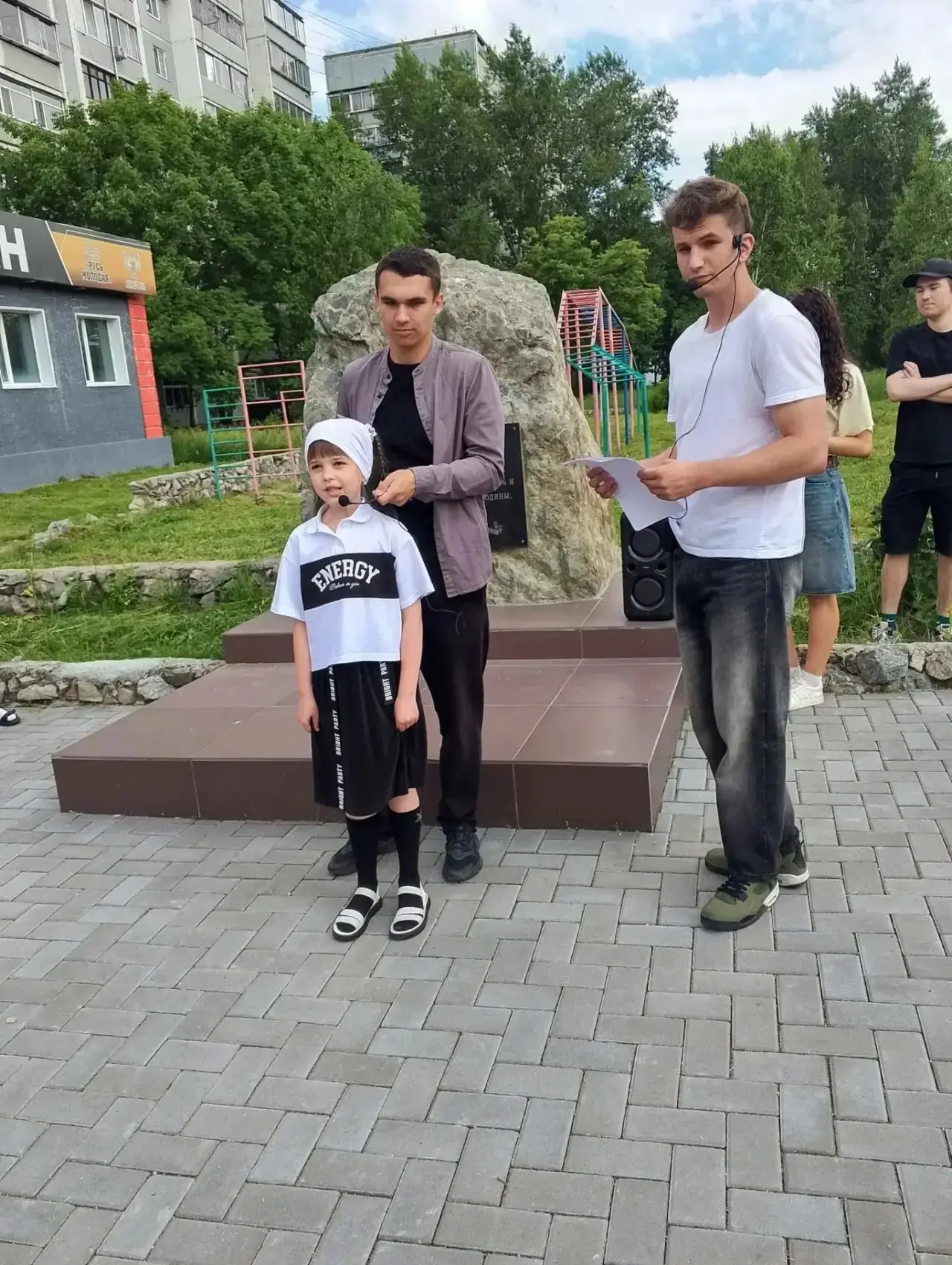 В День памяти и скорби у Памятного камня прошёл  митинг для ребят из пришкольного лагеря. Юные участ