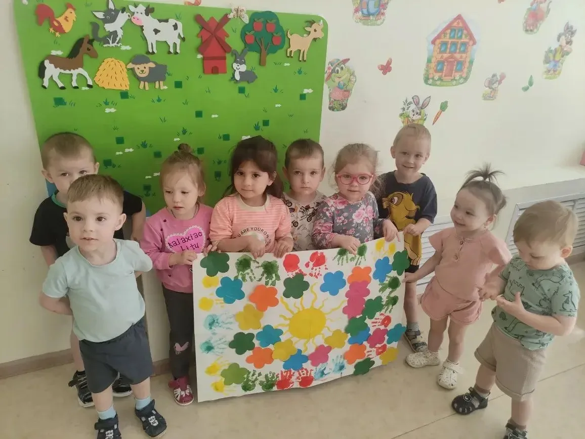 ☀️СОЛНЫШКО НА ЛАДОШКЕ☀️

🌼До чего хорош денёк:
Веет лёгкий ветерок,
Солнца летнего лучи!
Так приятн