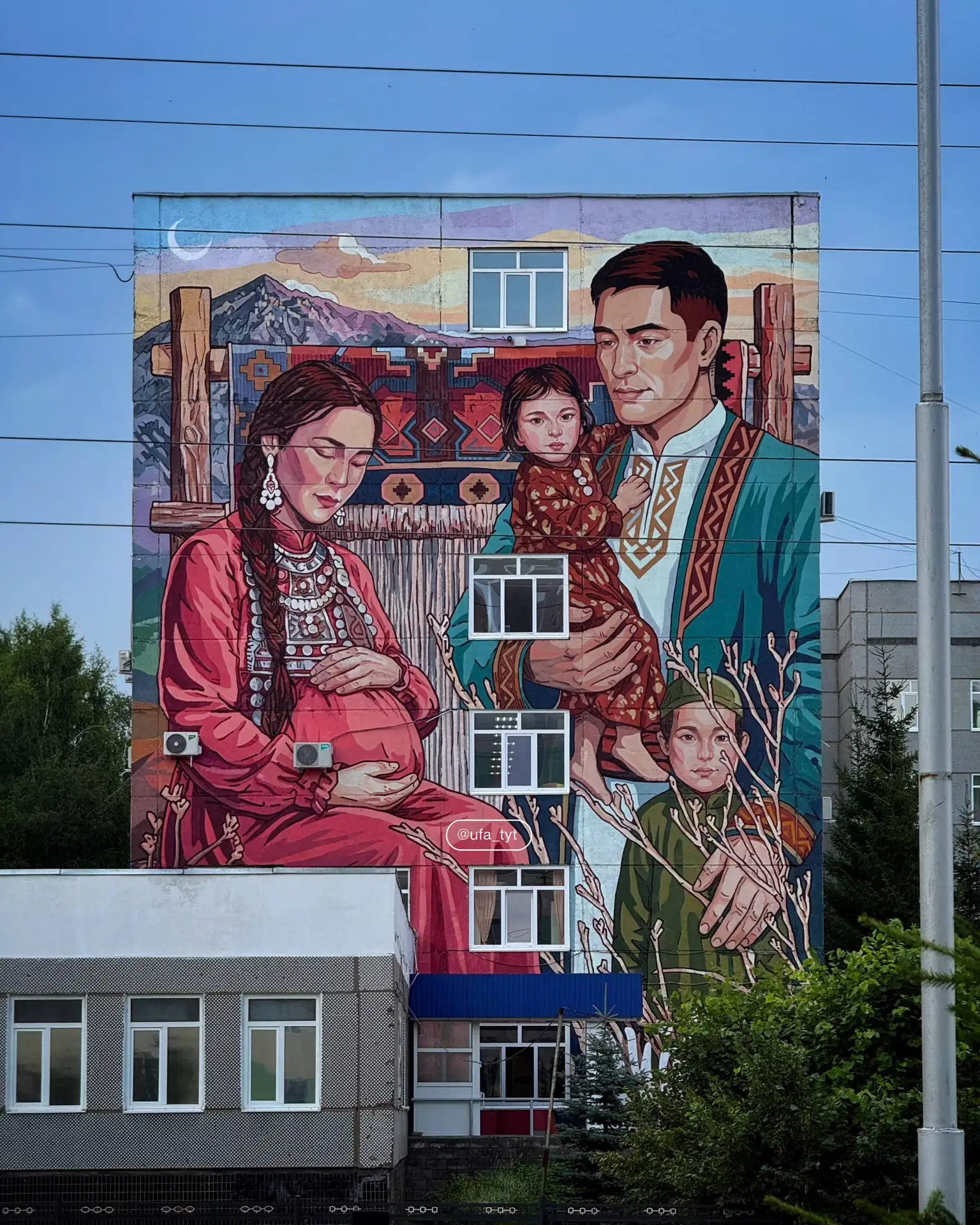 Новый мурал на здании уфимского четвертого роддома (Батырская 41). Напротив Перинатального центра

М