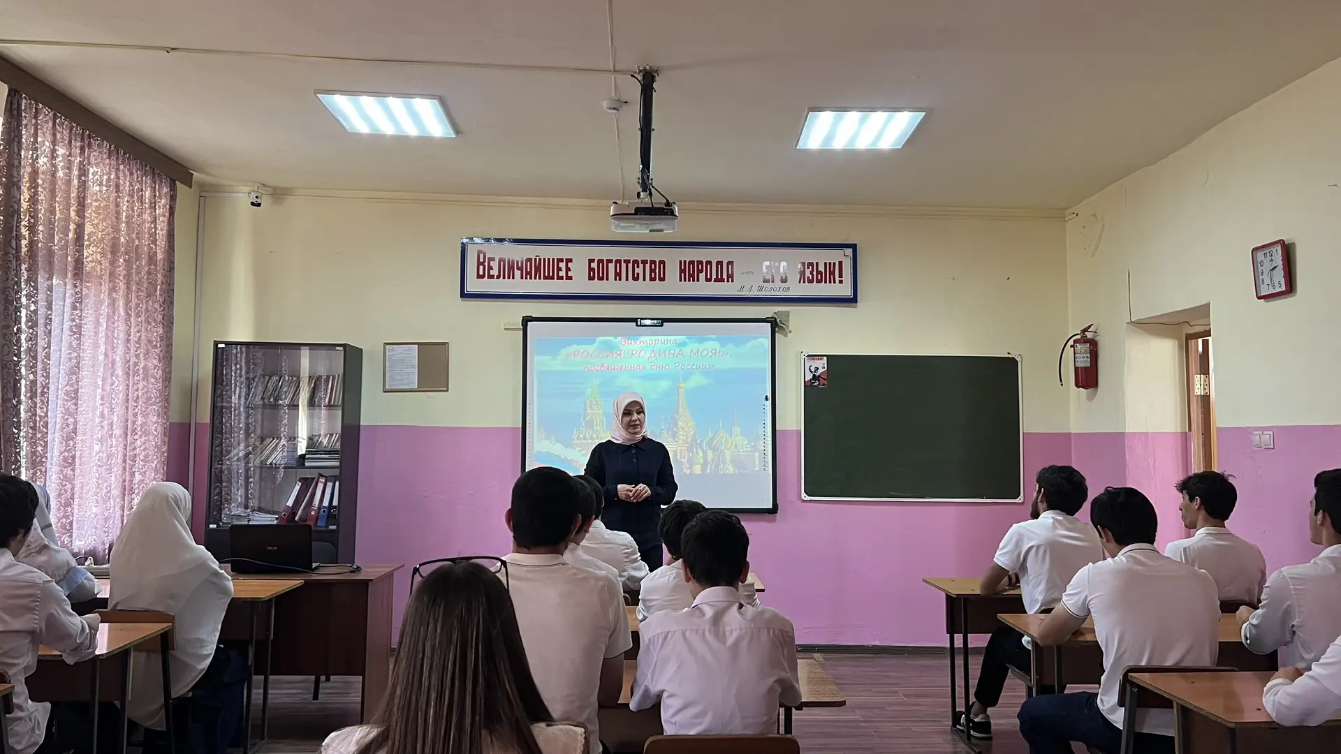 Мы живём в удивительной стране, имя которой - РОССИЯ.

Много чудесных стран на Земле, везде живут лю