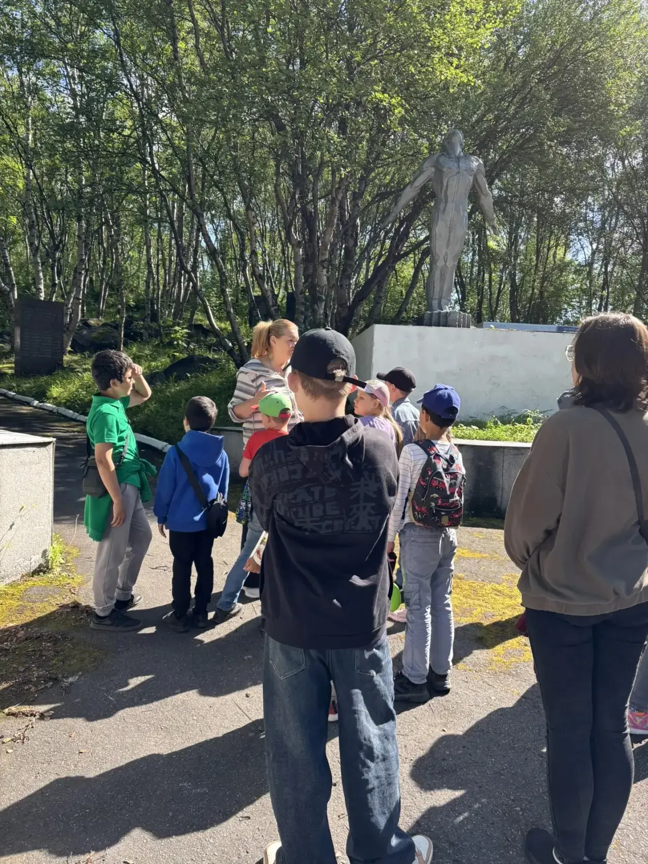 Ребята из нашего лагеря вчера побывали на мемориальном кладбище. Экскурсию для нас провела — Ольга З