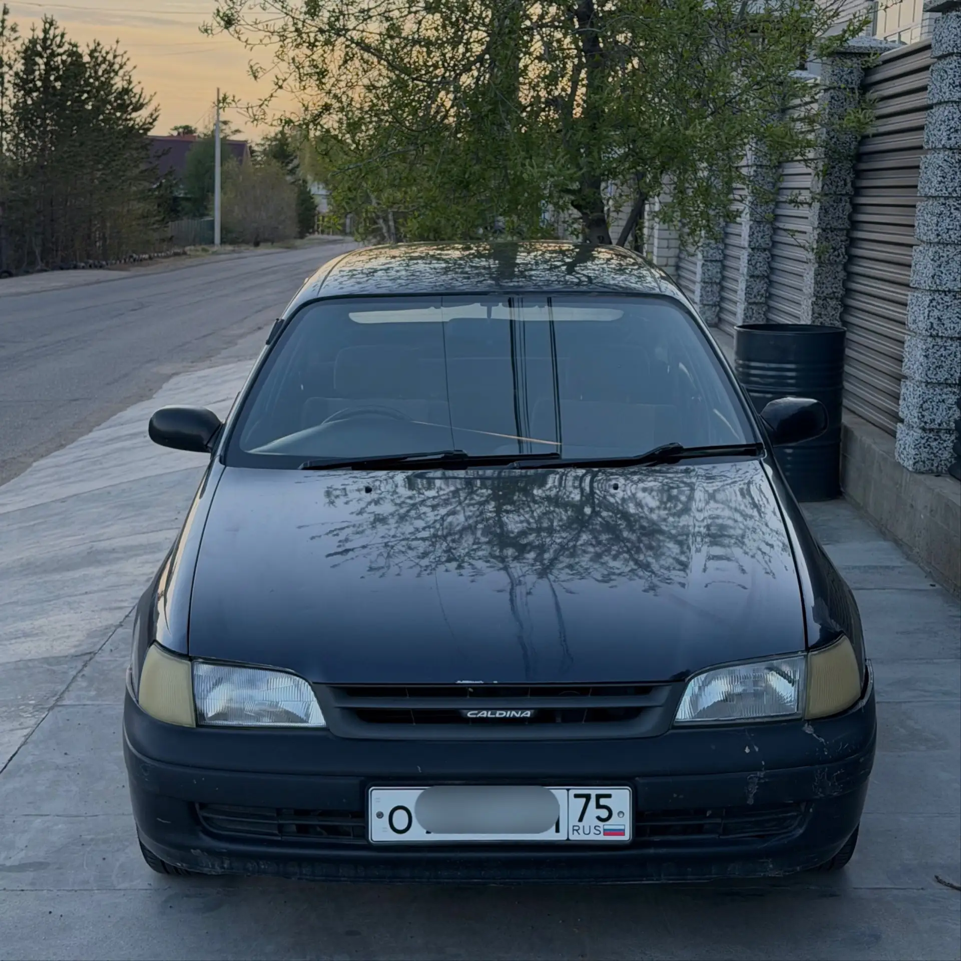 Продам хозяйку:
Toyota Caldina 1993 года выпуска. Продажа от собственника, на учет без проблем.

Маш
