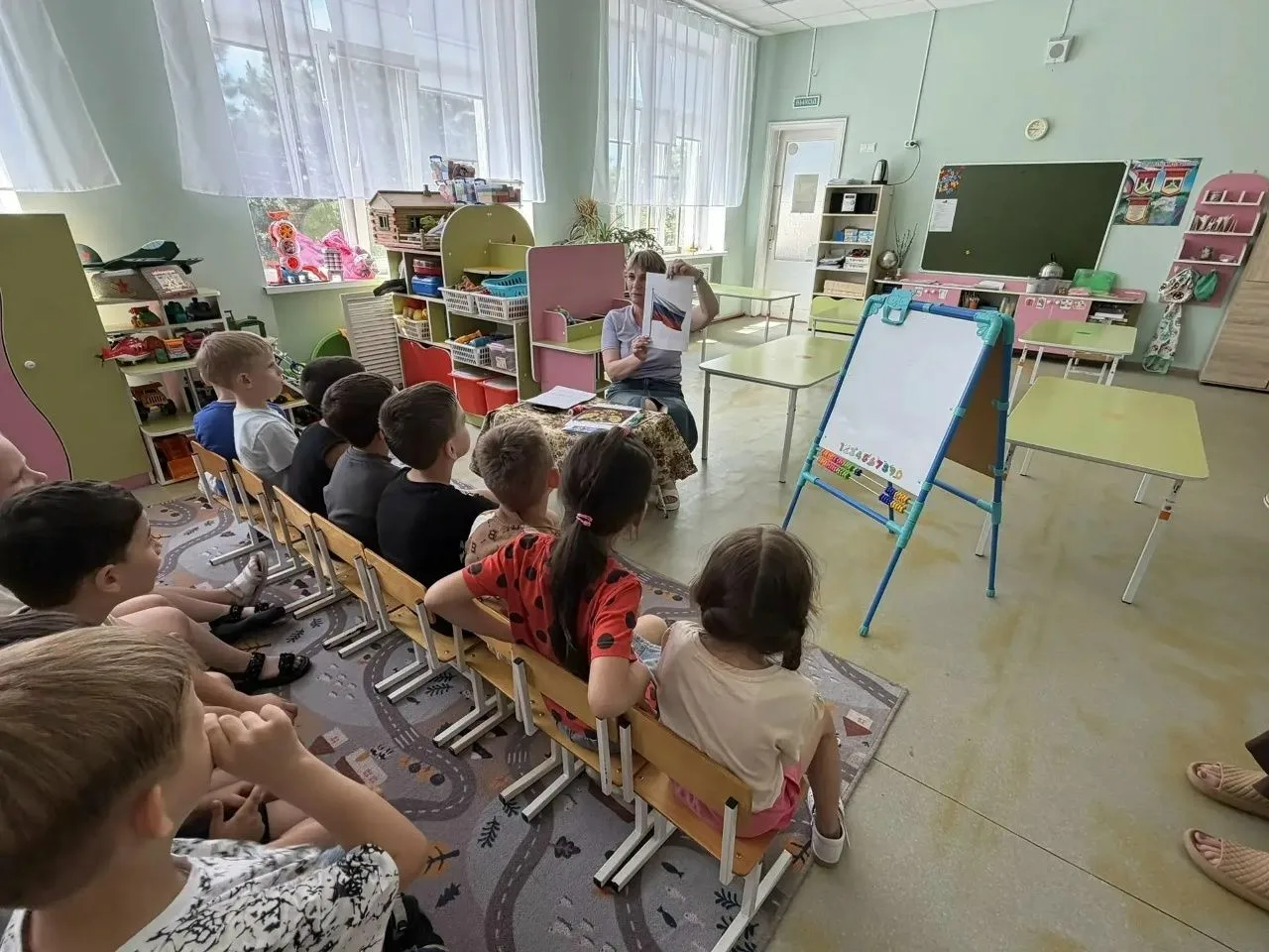 На кануне празднованияДня России, дети подготовительной группы побеседовали на тему "Мы граждане Рос