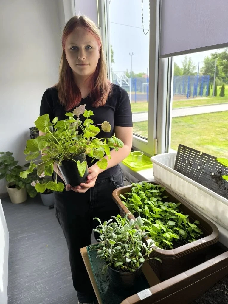 Продолжаем летопись нашей трудовой бригады 🌿

Май выдался по-настоящему горячим — и это не про пого