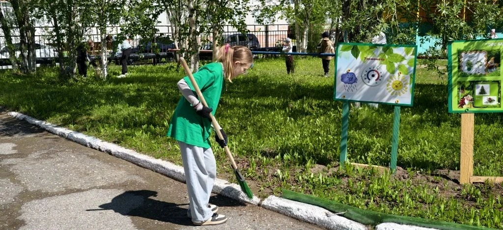 И снова команда мэра в гостях у "Белоснежки"! Ребята побелили деревья, подмели веранды, покрасили бо