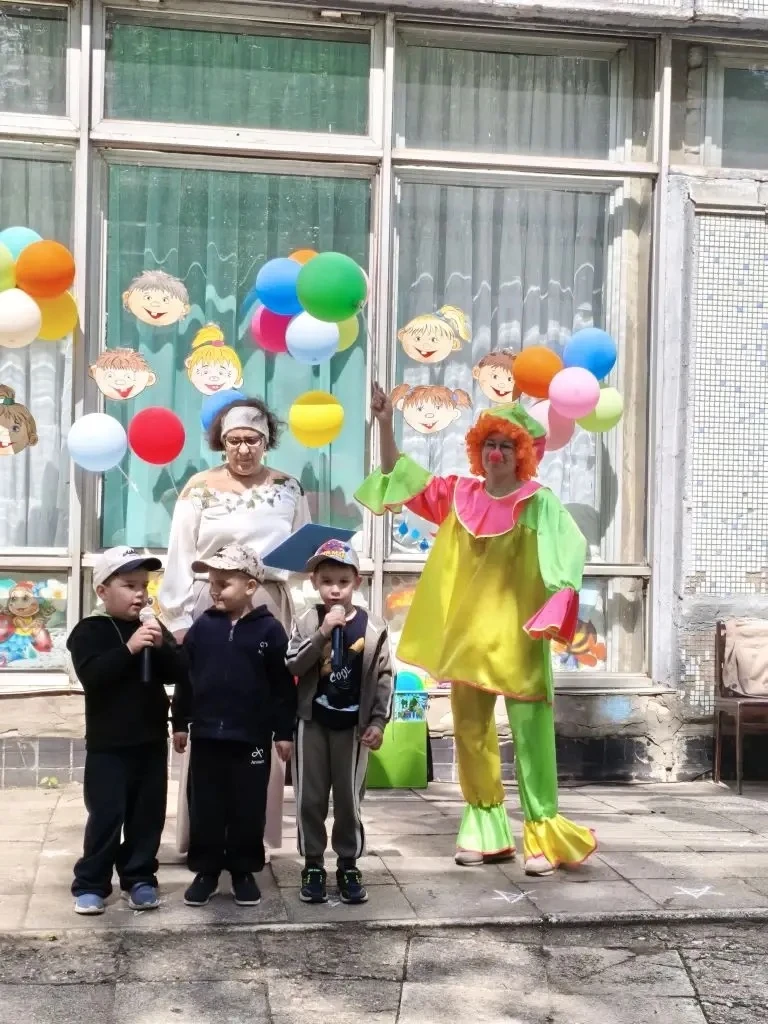 Поздравляем наших воспитанников с днем защиты детей! Веселые песни, задорные танцы и игры с клоуном 