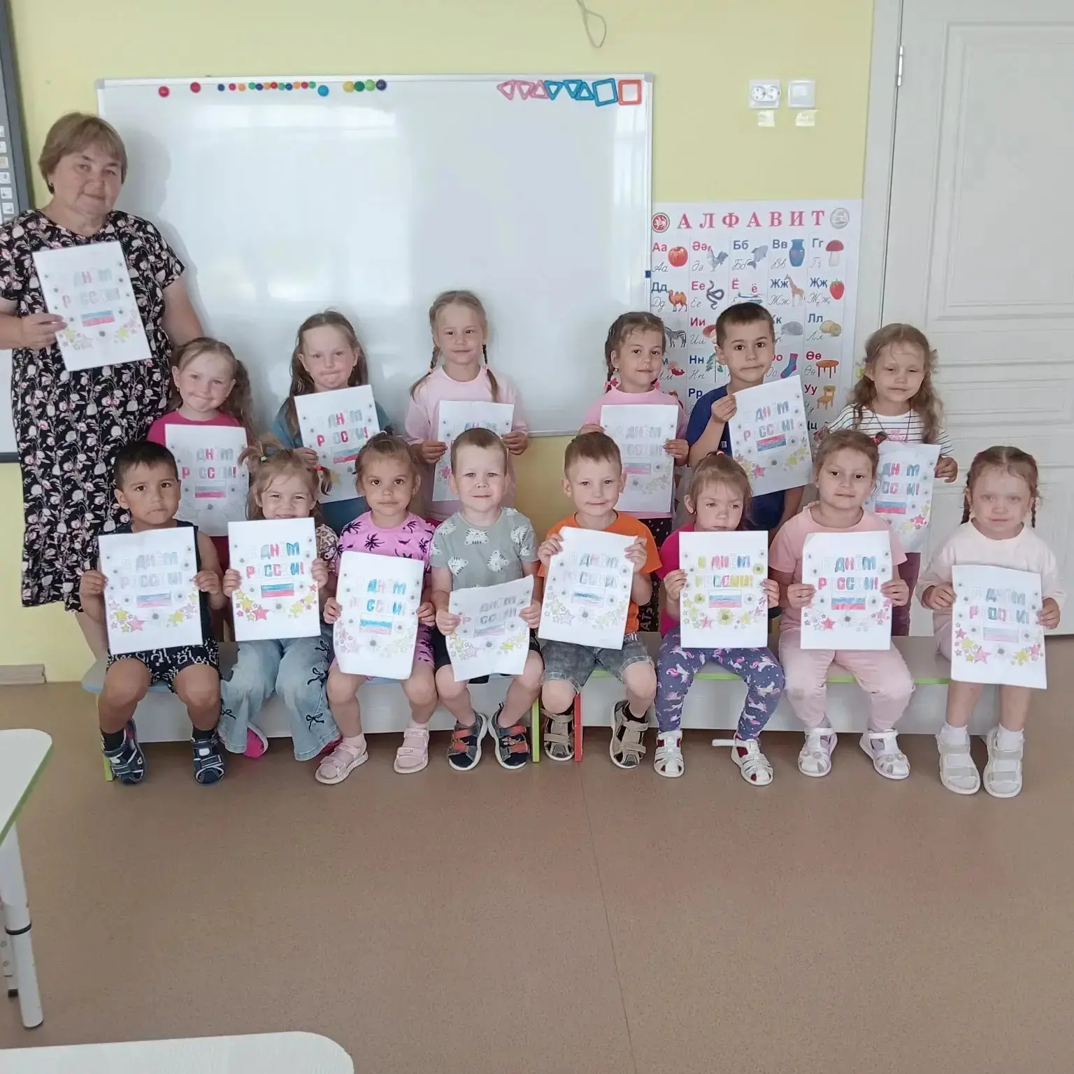 В  средней группе сегодня было настоящее творческое волшебство! ✨Ребята раскрашивали картинки ко Дню