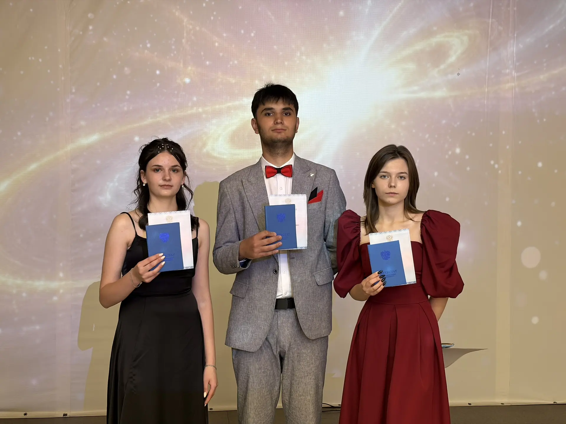 🎓 ВЫПУСК-2026 🎓

Здесь - самые тёплые моменты праздника: торжественное вручение аттестатов, напутс