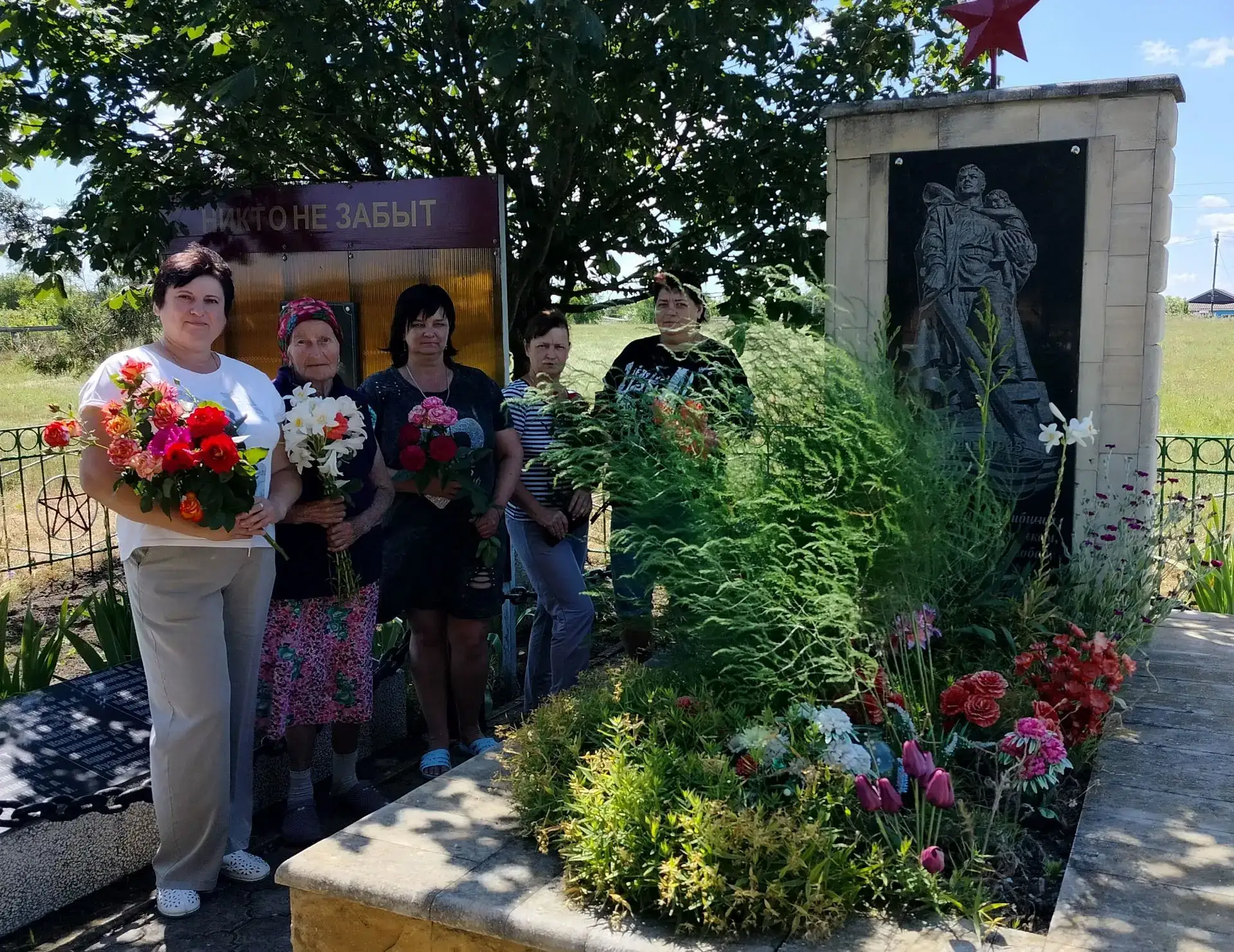 Митинг памяти "Мы памяти вашей свято верны" и возложение цветов к подножию братского захоронения,в д