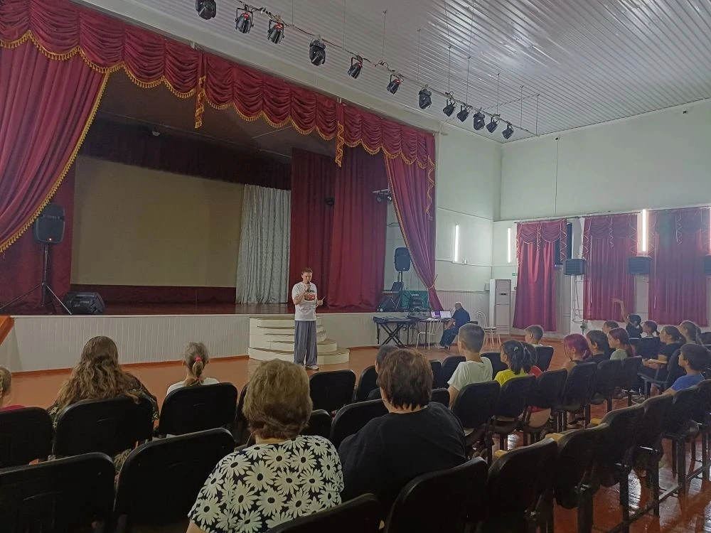 Специалисты ДК провели час «Волшебный мир танцев» с пришкольным лагерем "Улыбка". Цель— познакомить 