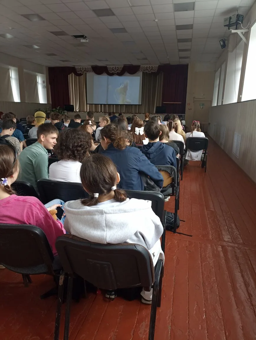 Сегодня в нашей школе прошёл необычный день — День Детства для 9-классников.

Как всё началось? С са