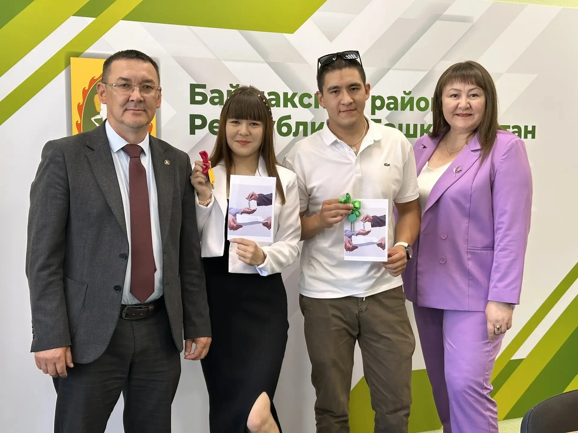 💥Баймаҡ районында иртә йәштә ата-әсә ҡарауынан мәхрүм ҡалған ике йәш кеше  торлаҡ асҡыстары алды.

