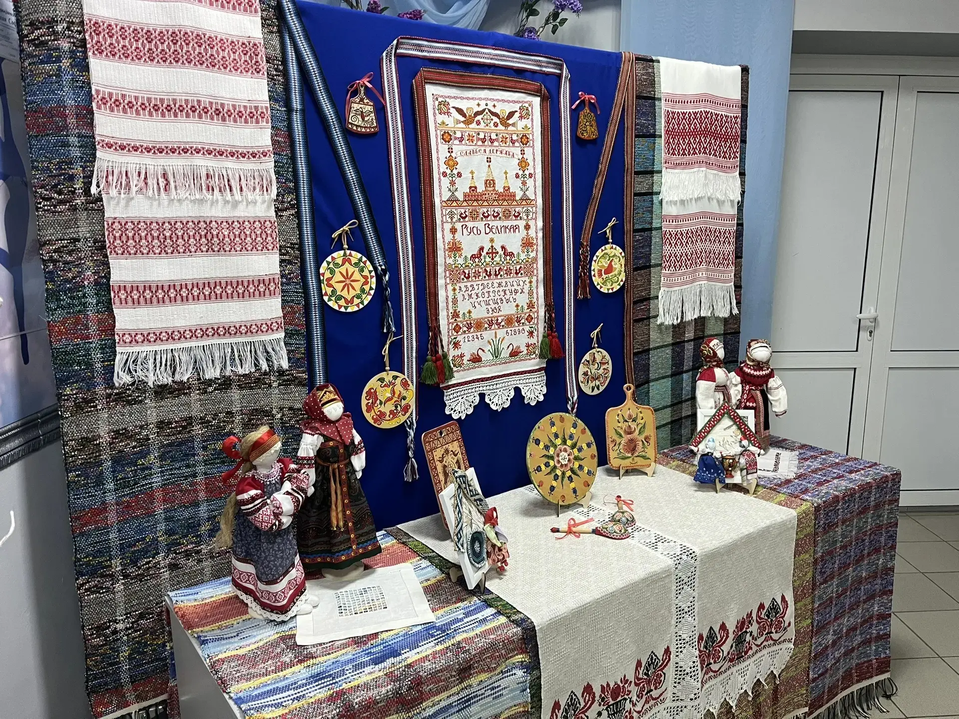 🇷🇺 Две выставки — одна любовь к Родине!

В Доме культуры «Колос» в фойе работают выставки, посвяще