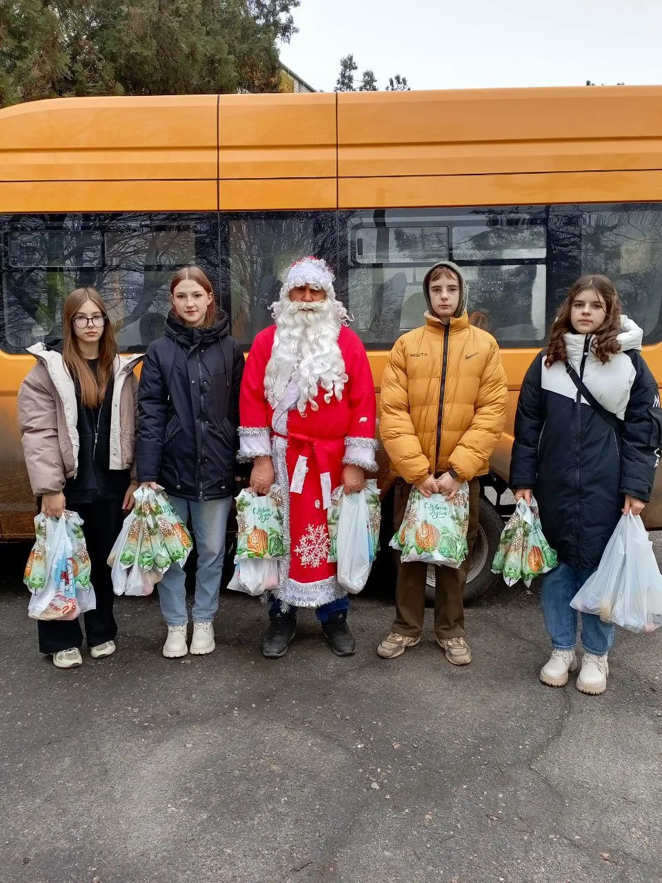 Добрые дела в День Святого Николая: Первые из Орлянской СОШ порадовали пожилых людей!

В день Святог