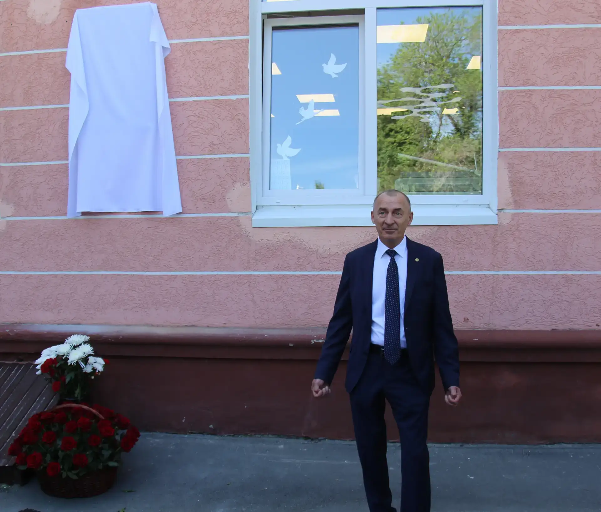 В Тюмени открыли памятную доску талантливому ученому, первому директору ЗапСибВНИИГеофизики (впослед