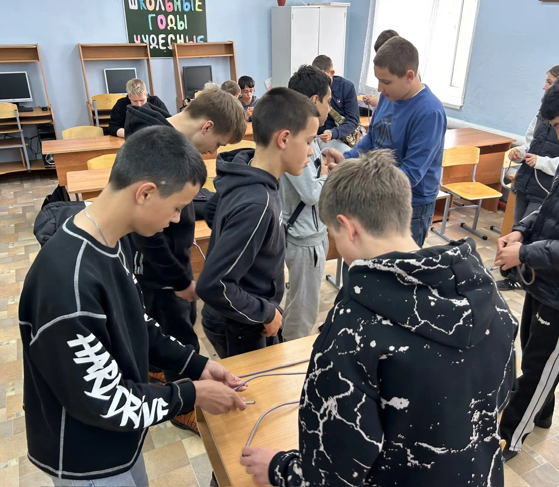 На базе нашей школы проходит активная подготовка участников отряда к военно-патриотической игре «Зар