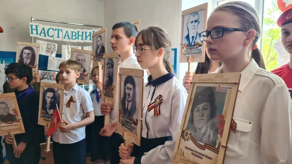 ️Бессмертный полк: Герои рядом с нами»

В преддверии Дня Победы в нашей школе с особым трепетом прош