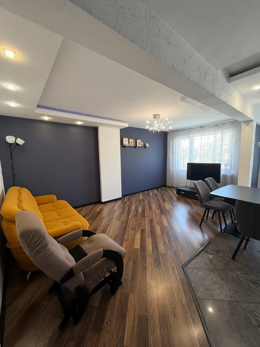 📍Горно-Алтайск

Готовое семейное гнёздышко в центре! 
4 комнаты, 81 м², современный ремонт. 
Заезжа