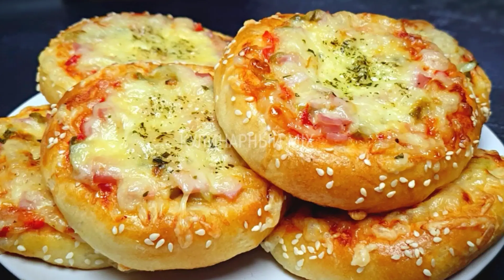 Мини-пицца - это вкусное и аппетитное блюдо, которое можно приготовить с различными начинками. Испеч