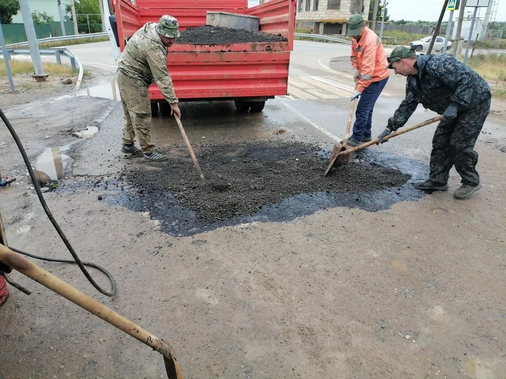 Добрый день! Дорожной службой МКУ"ЕДДС Лиманского района" продолжается ямочный ремонт дорог в п. Лим