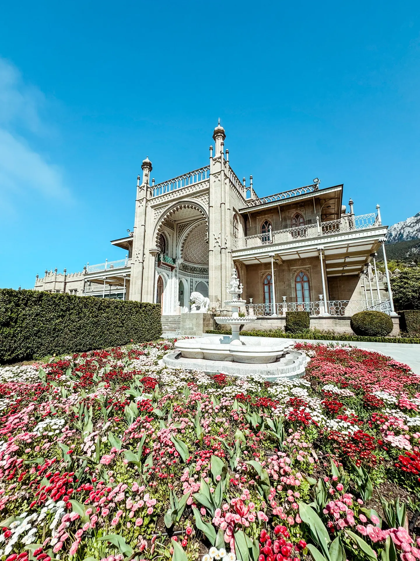 Воронцовский дворец в Алупке😍

❣️Расписание экскурсий на июль уже на сайте➡️ https://крымбус.рф/kry