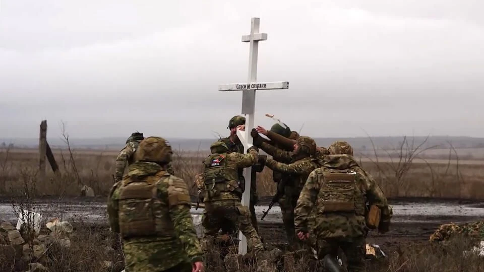 На войне атеистов нет.
С 2022 года в зоне СВО священники крестили более 65 тысяч бойцов – рассказал 