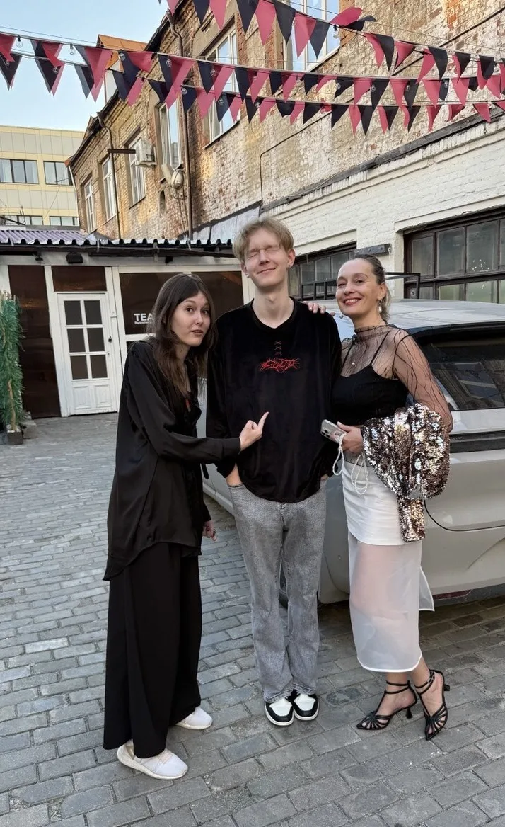 Сегодня у сынули день рождения. Ему 19.

Он родился 3800 и 55 см — богатырь с первого вздоха. А тепе