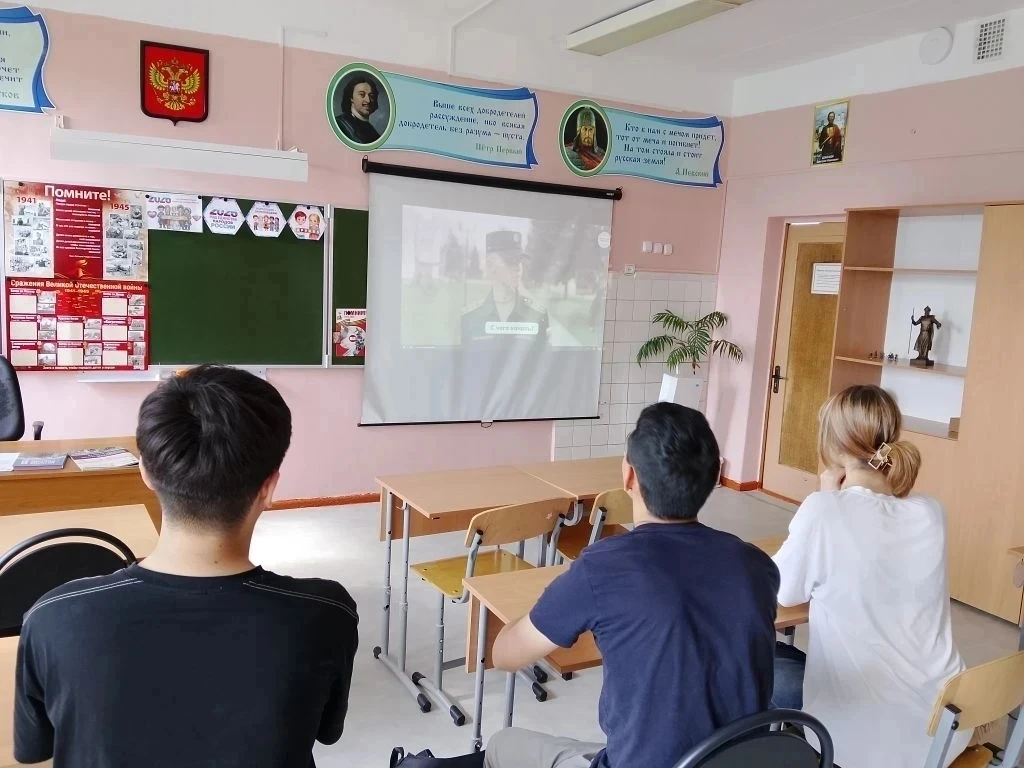 🚦В 9 классе прошёл классный час по ПДД на тему: «Береги свою жизнь!» 
Правила дорожного движения ну