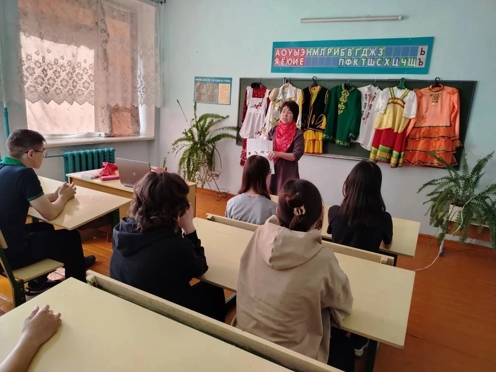 Познавательный час «Калейдоскоп национальных костюмов»
Тучубаевская сельская библиотека совместно с 