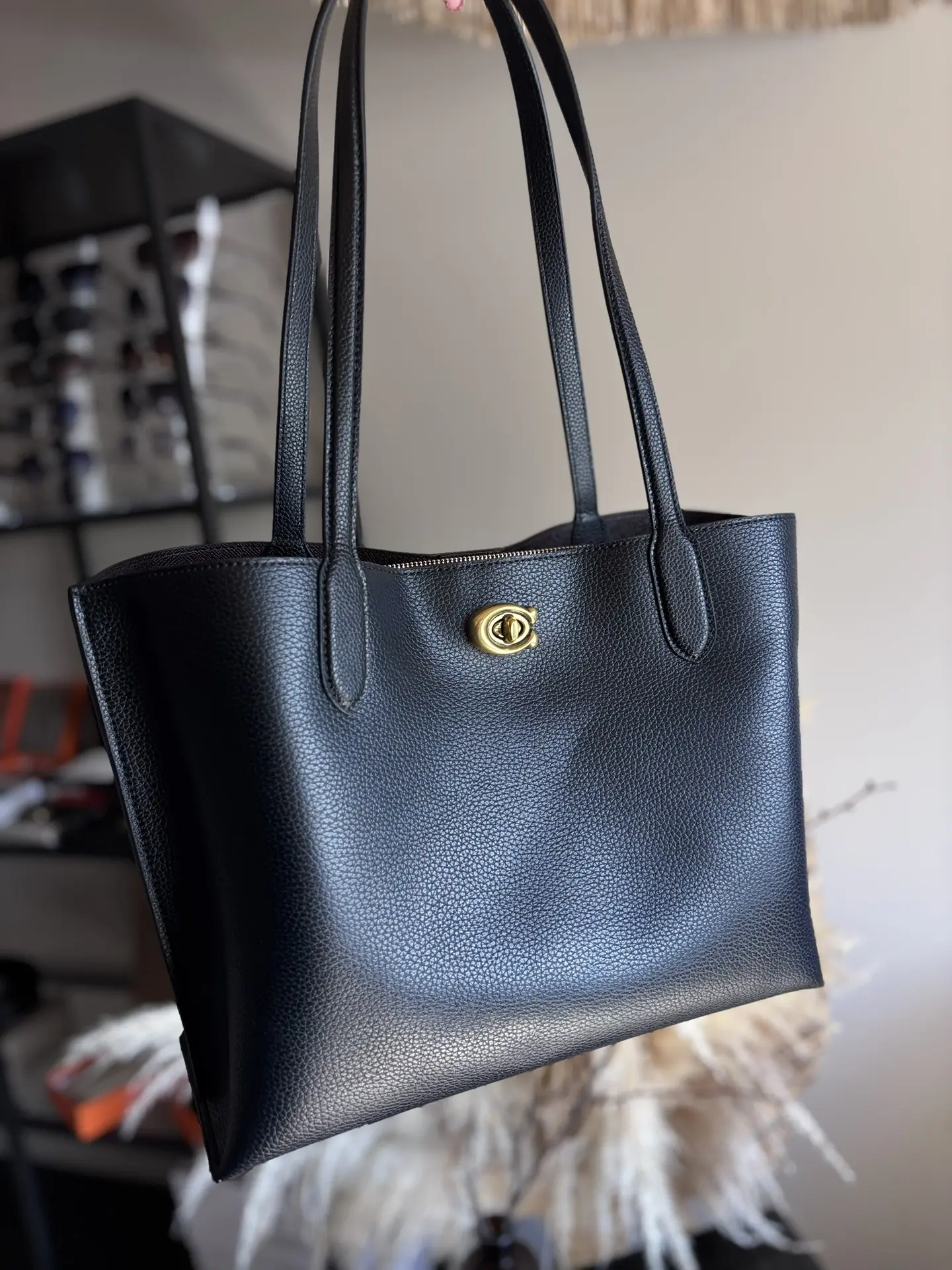шоппер COACH
черный классический

материал: кожа
размер: длина по дну 32/высота 30
три отделения, вс