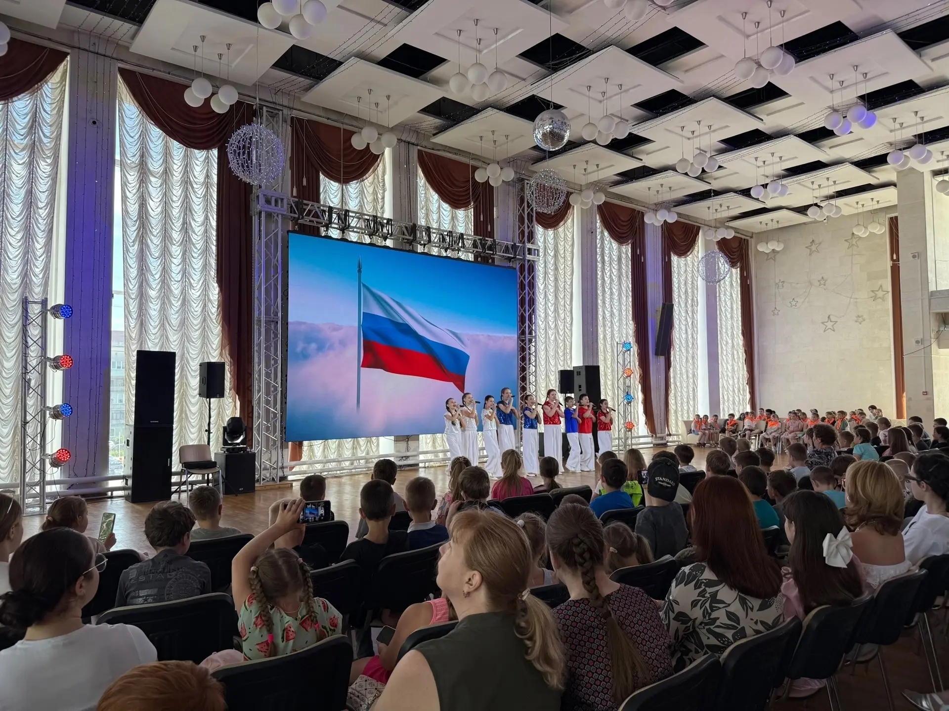 🇷🇺 Праздничный концерт ко Дню России в Областном Дворце культуры и искусства — море творчества и н