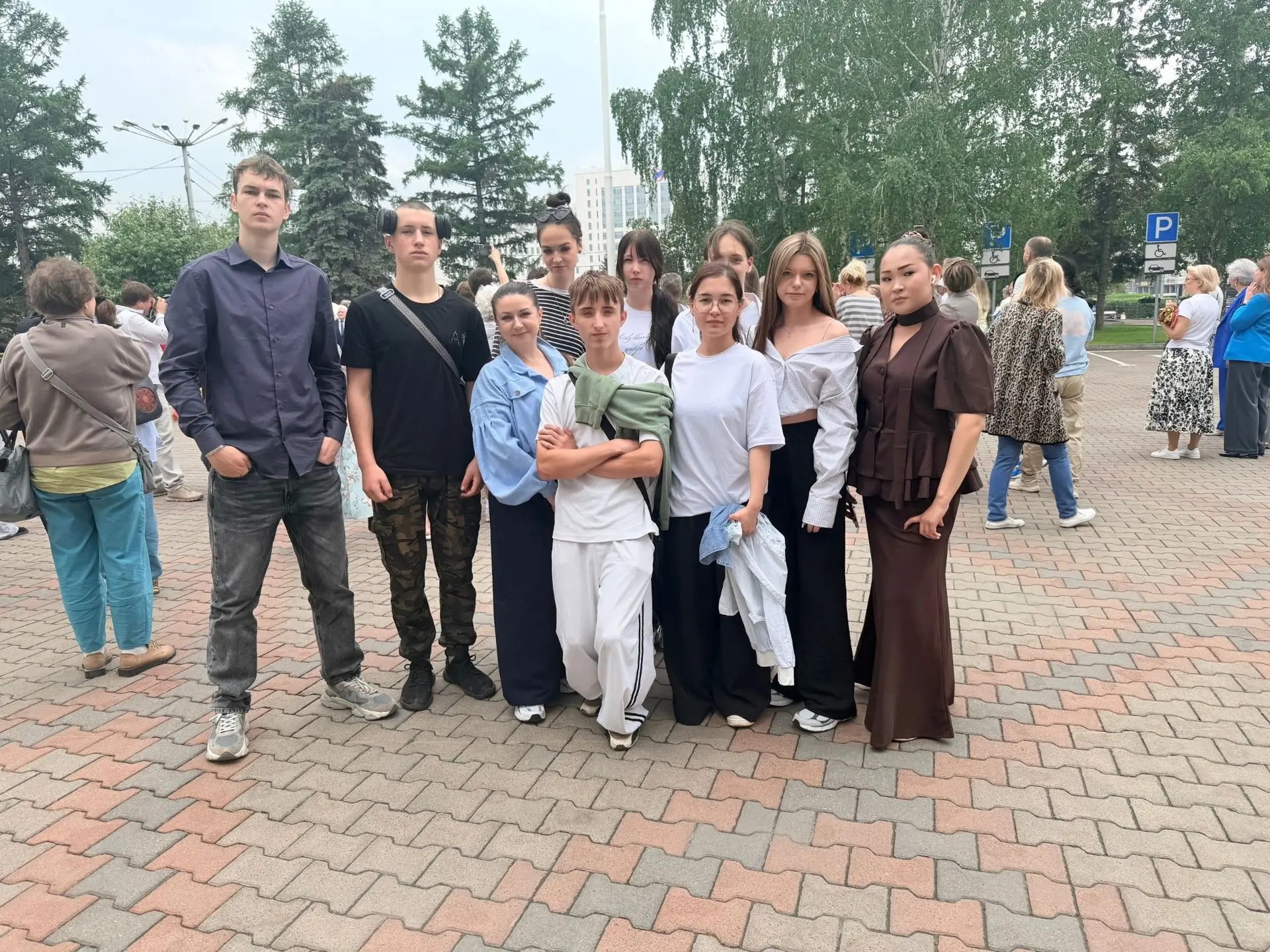 🇷🇺 Студенты ККОТиП стали частью исторического момента: флаг Красноярска взвился над городом в чест