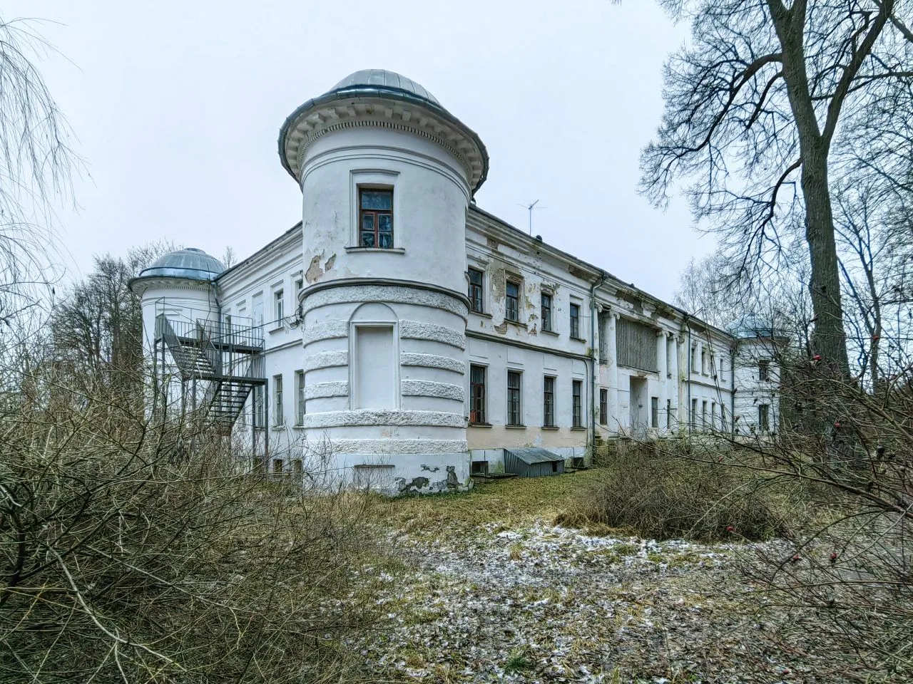 До недавнего времени психиатрическая больница, а исторически усадьба Кирилла Разумовского Поливаново