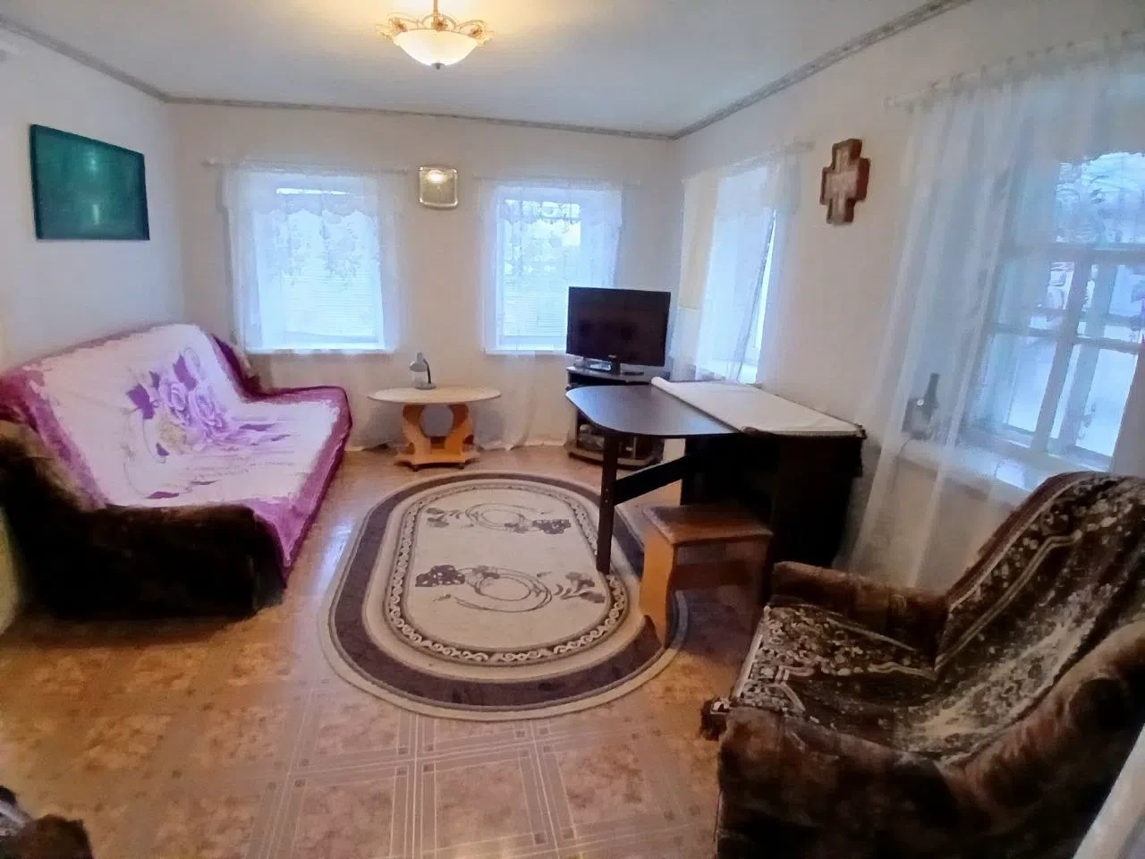 Г.Счастье ул.Песчаная
Дом общ.пл. 44м2
Участок 7 сот. приватизирован
Высота потолков 2,2 м
●две изол