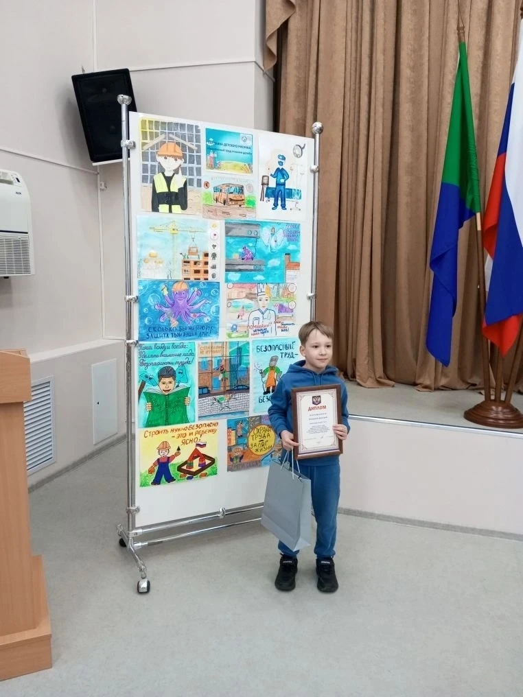 🎨 В Хабаровском крае подведены итоги конкурса детского рисунка "Безопасный труд глазами детей".
По 