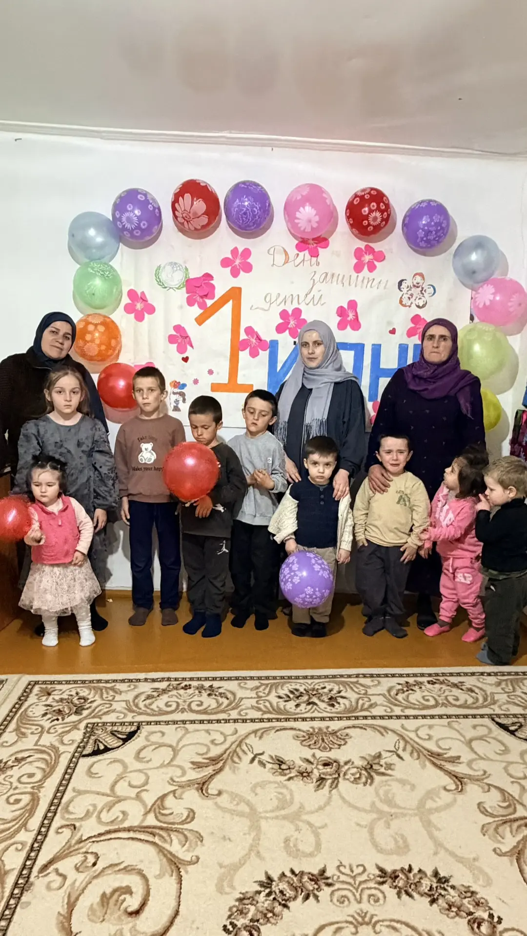 С 1 июня! Пусть звонкий детский смех звучит повсюду, а каждый день приносит новые удивительные откры