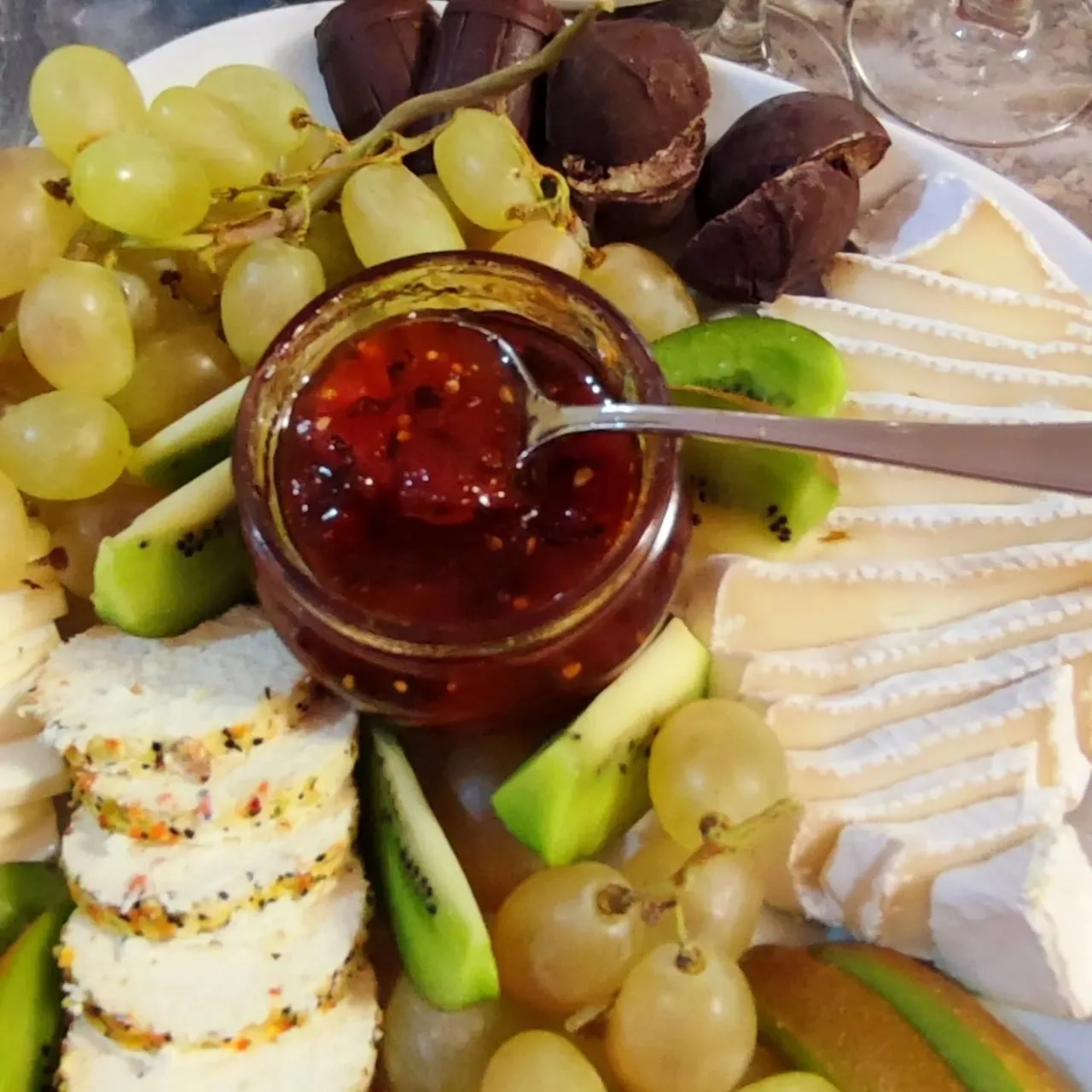 Конфитюр с лимоном, базиликом и гвоздикой

🧀500 гр. помытых, очищенных от  кожицы томатов нарезаем 