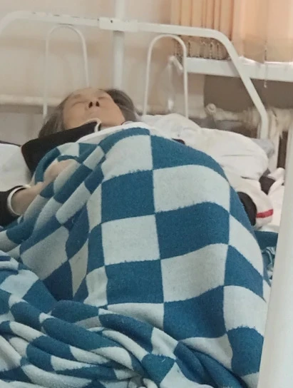 Помогите, пожалуйста.
Уже неделю женщина лежит в травматологии 23. Утверждает, что есть две дочери!!