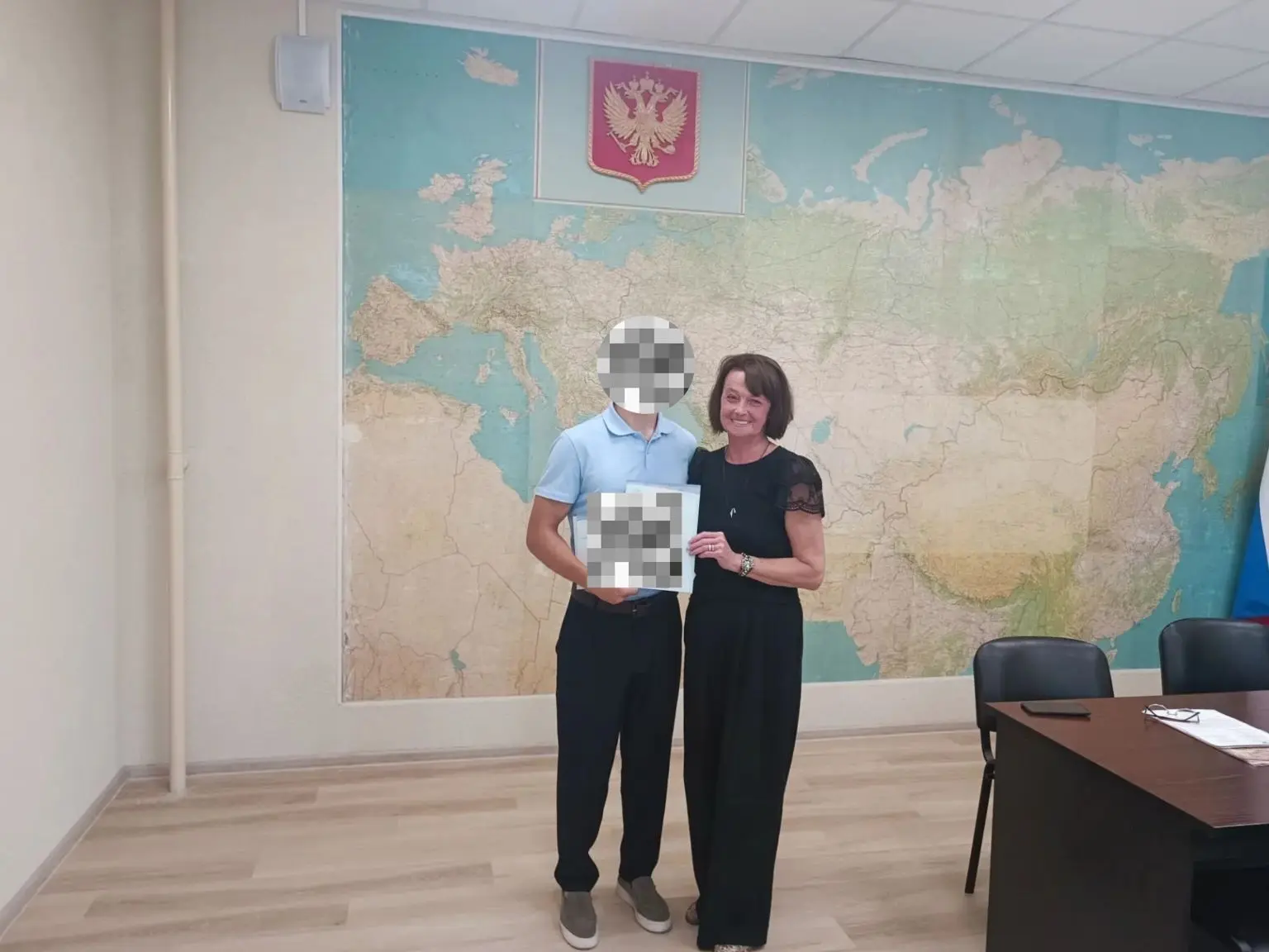 Директор колледжа Марина Валентиновна Шереметьева вручила диплом выпускнику КАТК.

Он — участник спе