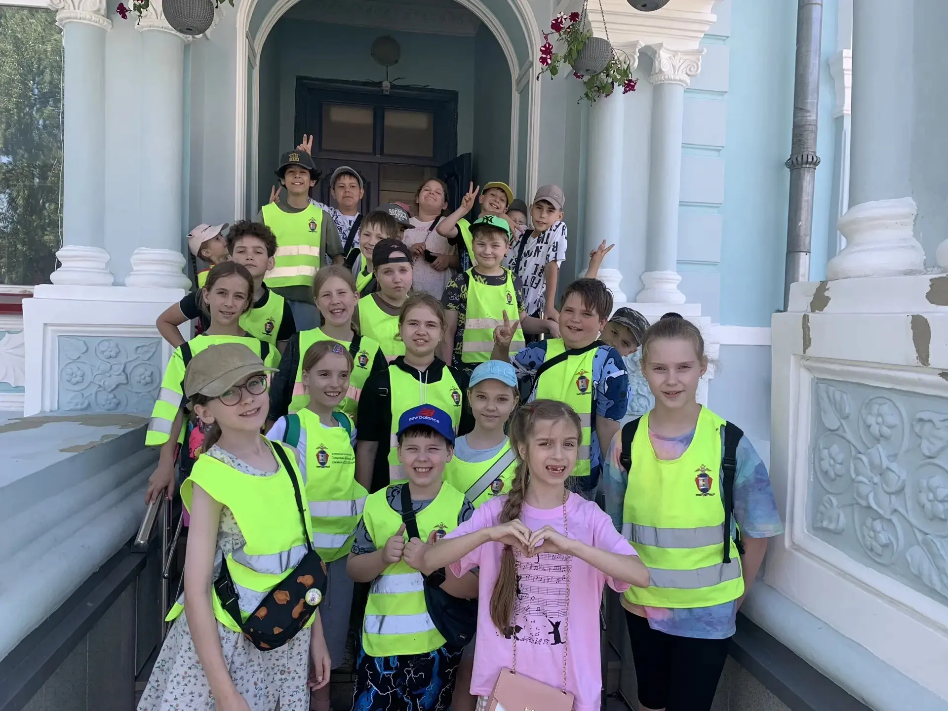 Сегодня 1 отряд совершил путешествие во времени! 🕰️

Ребята побывали в Безумно красивом месте — уса