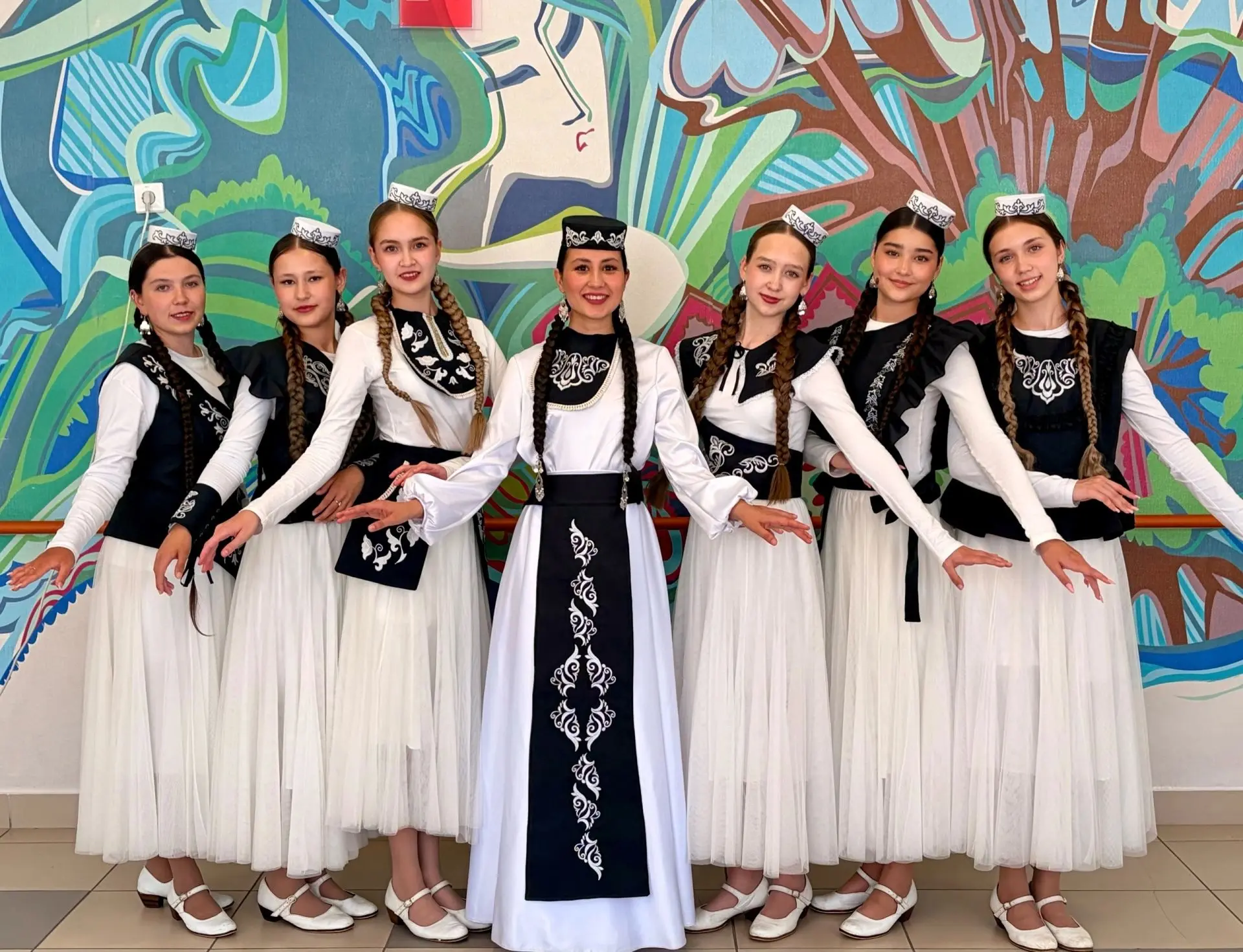 Көннең  икенче яртысында мәктәбебез Татарстан Республикасы мәгариф хезмәткәрләре киңәшмәсенең милли 