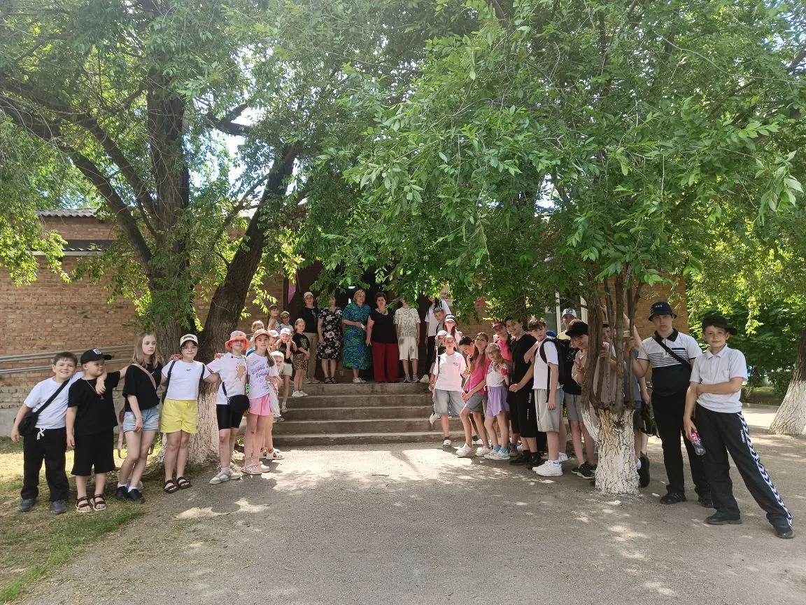 🤗🫠☀️Сегодня, 9 июня,  в нашем лагере был День друзей.
   😘🤗Мы побывали на кукольном представлени