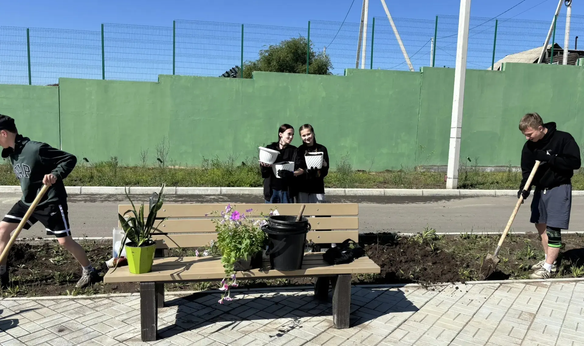 🌞Первый день после затяжного дождя выглянуло солнышко и наступил великолепный летний день.  

🌷В 1