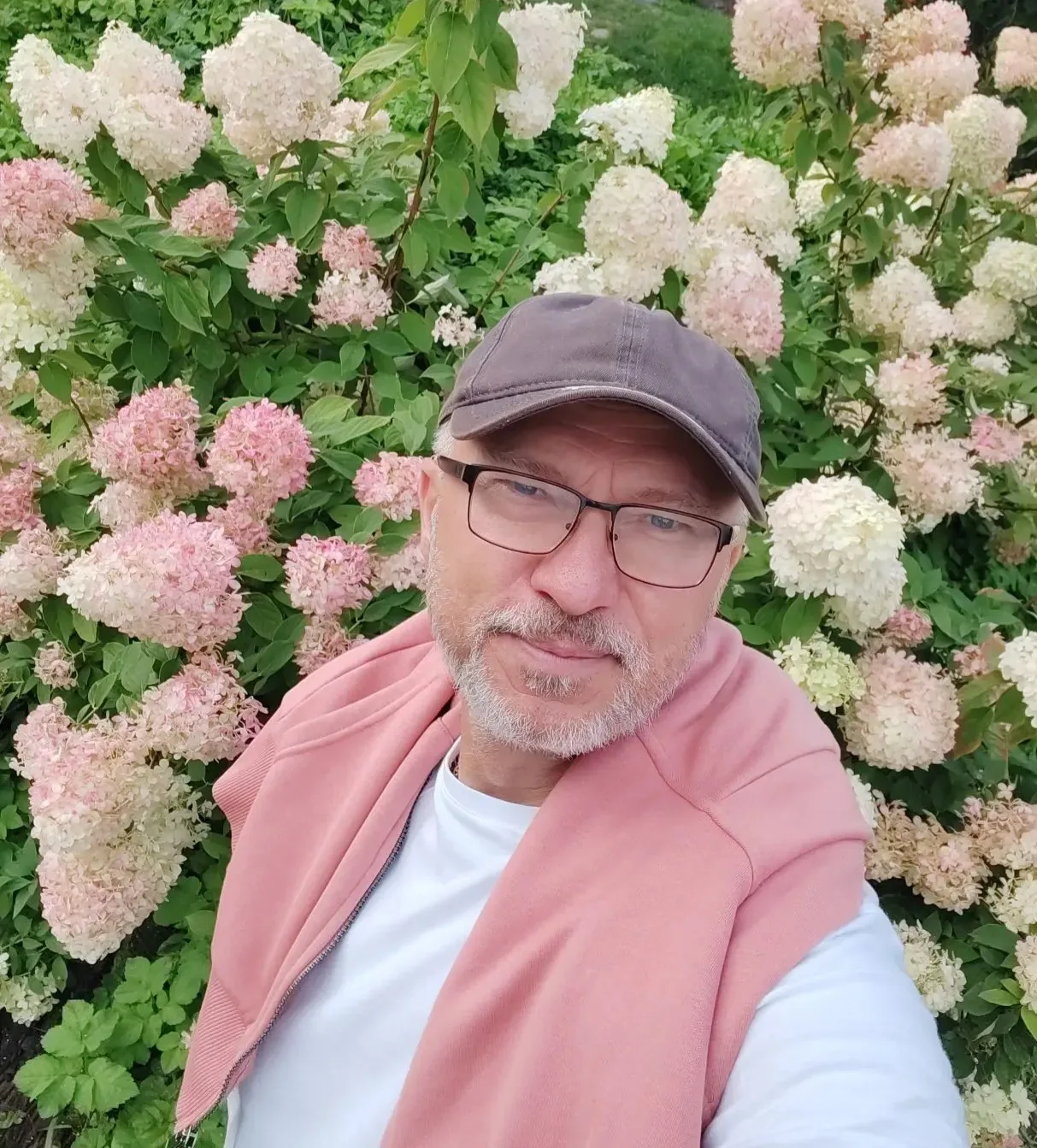 Для вас стихи читает автор!
Не аватар и не артист...
Возможно скоро, даже завтра,
Он выйдет в зал из